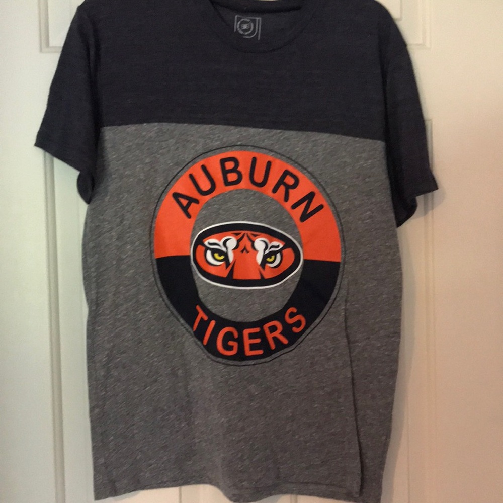 LIGHTWEIGHT TEE